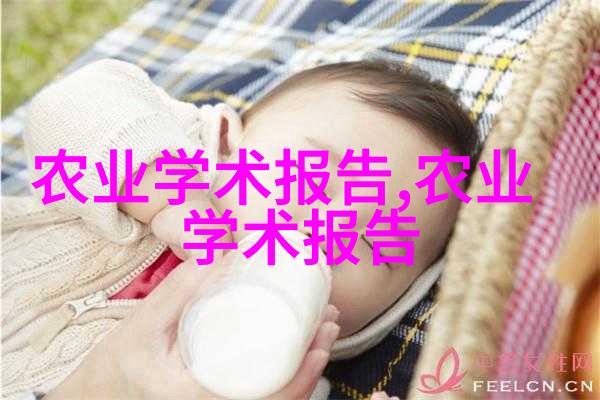 孩子手指紧握刚摘下的苹果
