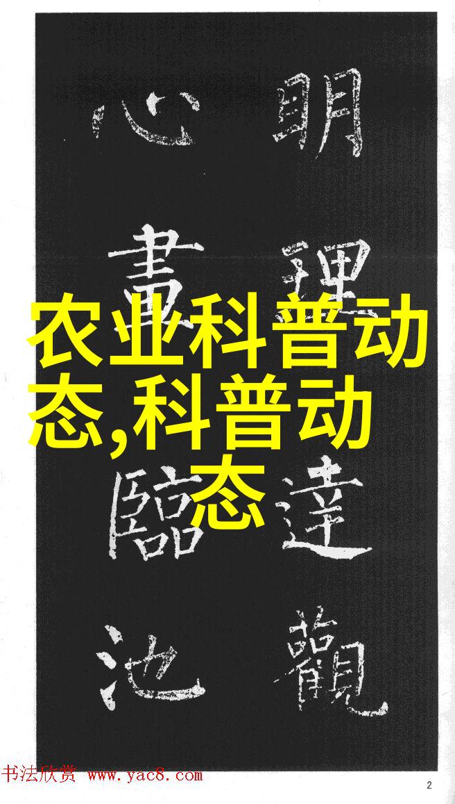 7月9日，在山东莱西市一家智慧农业产业园，工人在对果品进行分拣包装。