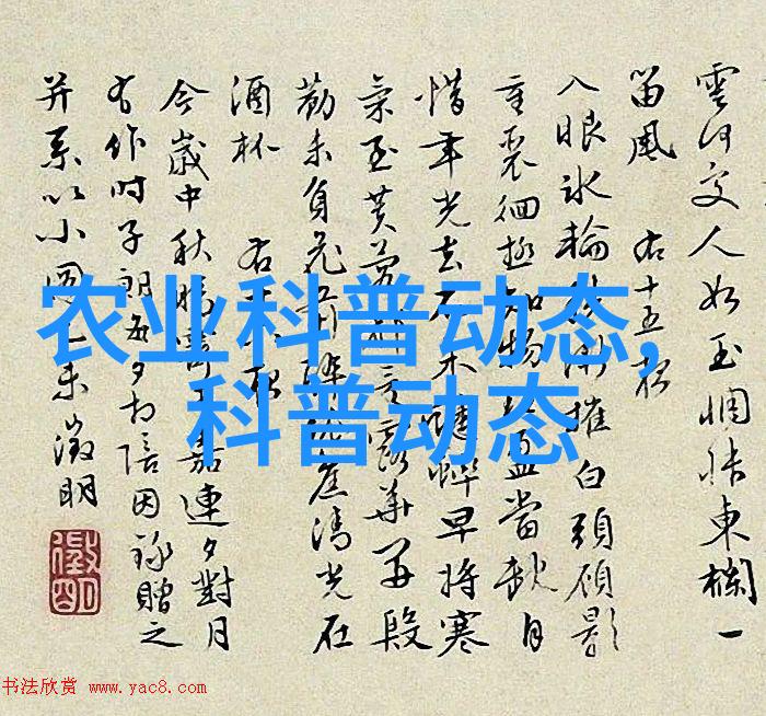 7月9日，在山东莱西市一家智慧农业产业园，工人在对果品进行分拣包装。